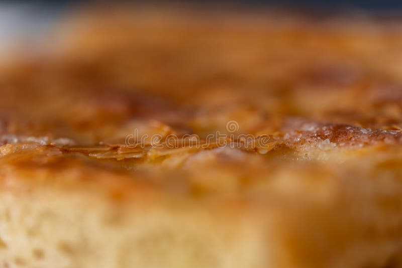 Een heerlijk stuk van fijne cake met vruchten op bovenkant stock afbeelding Een heerlijk stuk van fijne cake met vruchten op bovenkant stock afbeelding