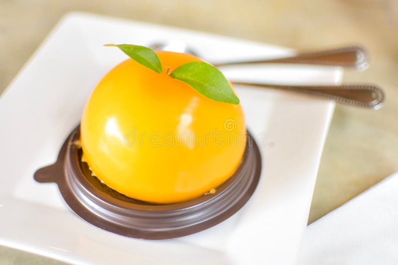 Een heerlijke oranje cake in een koffiewinkel stock foto Een heerlijke oranje cake in een koffiewinkel stock foto