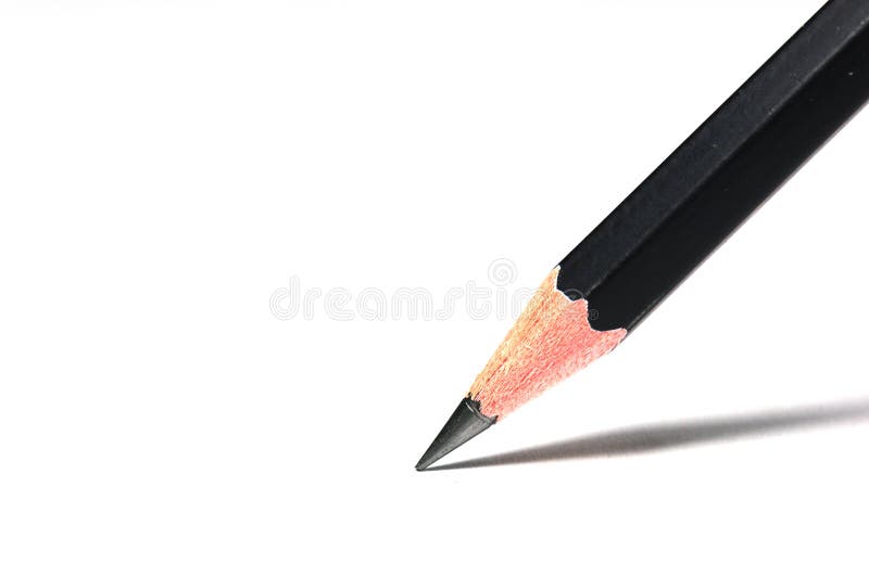 Een scherp zwart potlood op een witte achtergrond