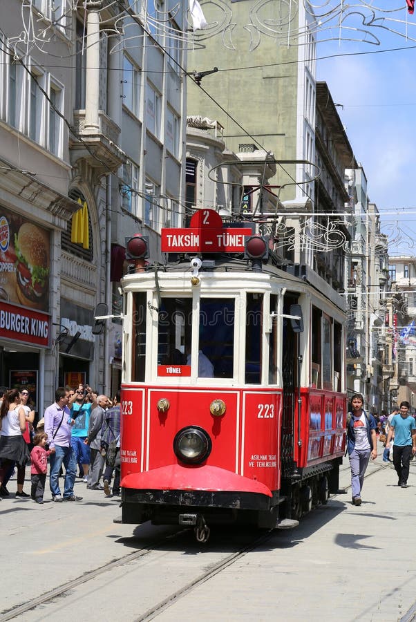 Een historische rode tram die tussen Taksim en Tunel reizen royalty-vrije stock afbeeldingen Een historische rode tram die tussen Taksim en Tunel reizen royalty-vrije stock afbeeldingen