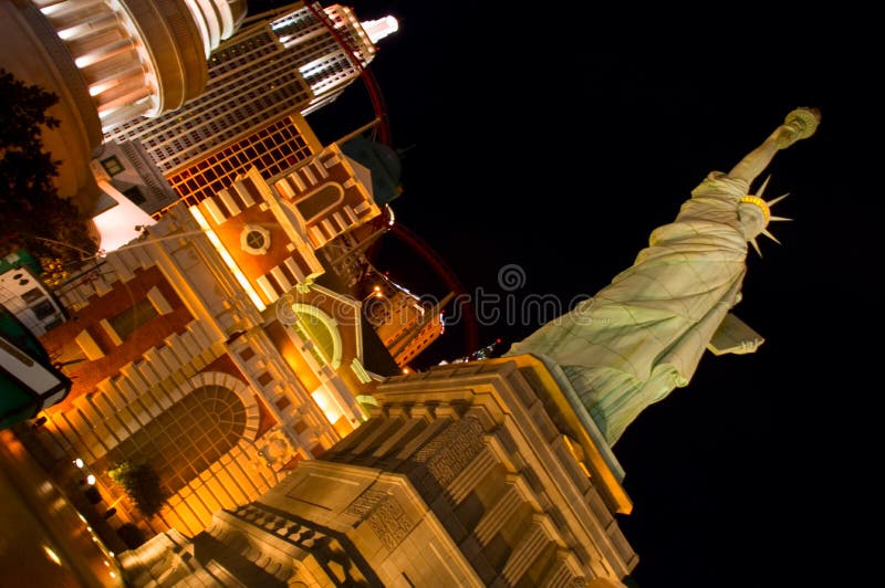 Een hoekige mening van façade van het Hotel van Las Vegas New York New York op de Strook van Las Vegas stock afbeelding Een hoekige mening van façade van het Hotel van Las Vegas New York New York op de Strook van Las Vegas stock afbeelding