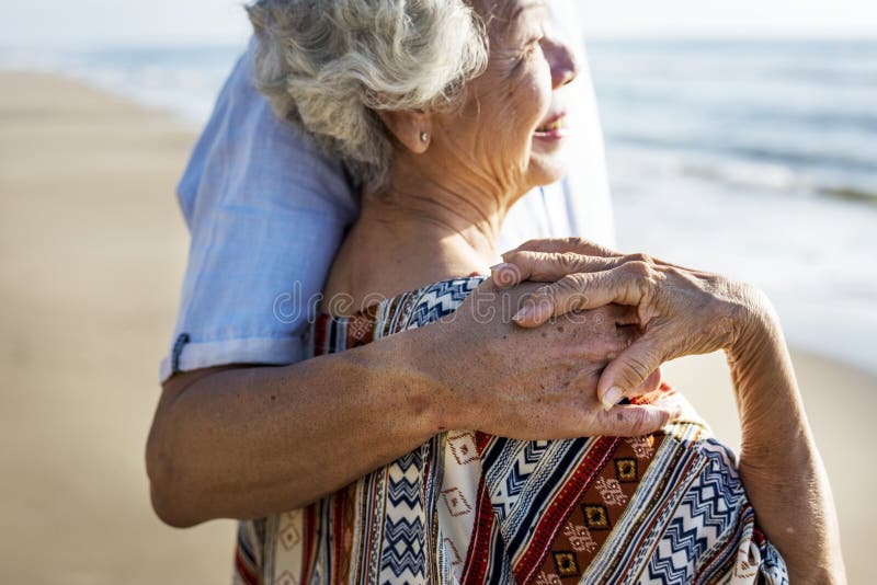 Een hoger paar op het strand stock fotografie Een hoger paar op het strand stock fotografie
