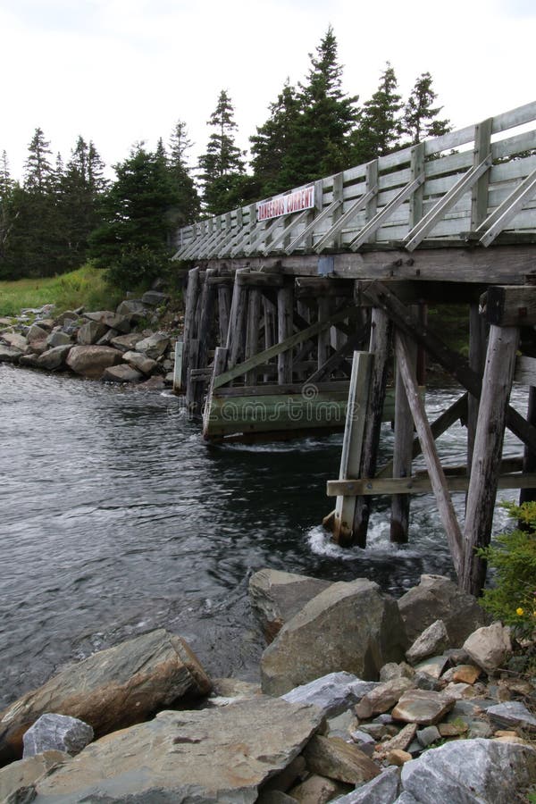 Een houten brug die een gevaarlijk snelle rivier kruisen royalty-vrije stock foto Een houten brug die een gevaarlijk snelle rivier kruisen royalty-vrije stock foto