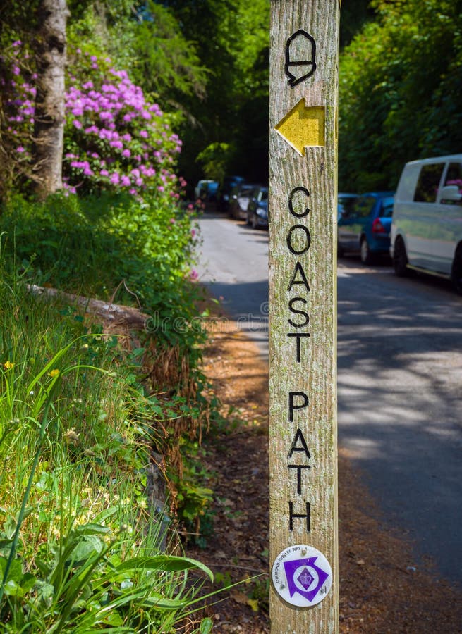 Een houten kustpad tekent het openbare voetpad en de cycleway, Dartmouth, Devon, Verenigd Koninkrijk, 23 mei 2018 stock foto Een houten kustpad tekent het openbare voetpad en de cycleway, Dartmouth, Devon, Verenigd Koninkrijk, 23 mei 2018 stock foto