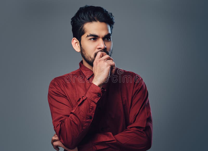 Een Indisch mannetje kleedde zich in een rood overhemd royalty-vrije stock foto's Een Indisch mannetje kleedde zich in een rood overhemd royalty-vrije stock foto's