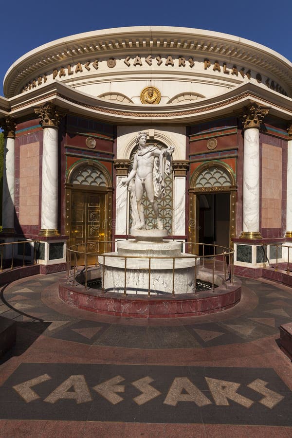 Een ingang aan Caesars Palace in Las Vegas, NV op 11 Augustus, 201 stock afbeeldingen Een ingang aan Caesars Palace in Las Vegas, NV op 11 Augustus, 201 stock afbeeldingen