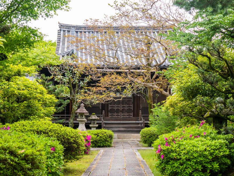 Een ingang aan een Japans traditioneel hotel Schuifdeuren bij ryokan in Japan Een yard van een traditioneel Japans huis in Kyoto