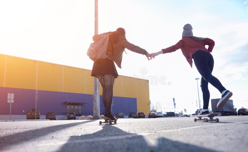 Een jong hipstermeisje berijdt een skateboard stock afbeeldingen Een jong hipstermeisje berijdt een skateboard stock afbeeldingen