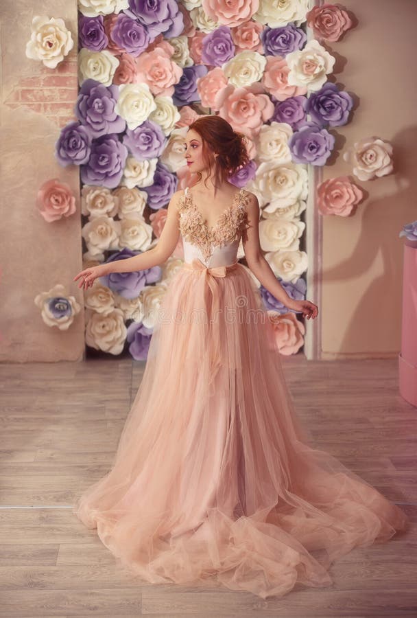 Een jong meisje in een luxueuze kleding royalty-vrije stock foto's Een jong meisje in een luxueuze kleding royalty-vrije stock foto's