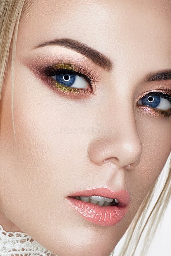 Een jong meisje in het beeld van een bruid Een mooi model met een heldere make-up en een perfecte huid Schoonheid van het gezicht royalty-vrije stock afbeeldingen Een jong meisje in het beeld van een bruid Een mooi model met een heldere make-up en een perfecte huid Schoonheid van het gezicht royalty-vrije stock afbeeldingen