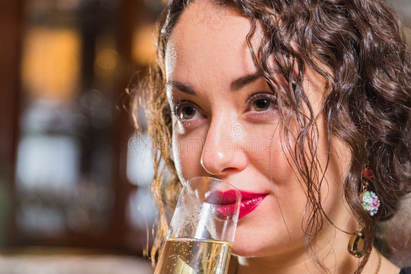 Een jong meisje met een glas wijn in het mooie plaatsen royalty-vrije stock foto's Een jong meisje met een glas wijn in het mooie plaatsen royalty-vrije stock foto's