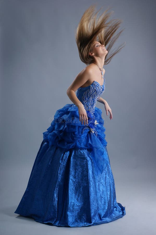 Een jonge blonde vrouw in blauwe huwelijkskleding stock afbeeldingen Een jonge blonde vrouw in blauwe huwelijkskleding stock afbeeldingen
