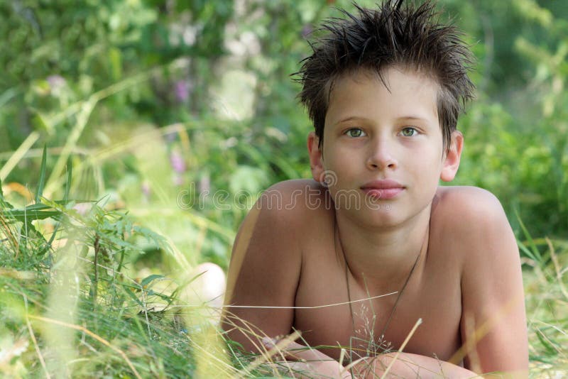 Kosmisch Tegenstander Tact Een Jongen Van 12 Jaar Oud Ligt in Het Gras Stock Afbeelding - Image of  geluk, brunette: 165293727