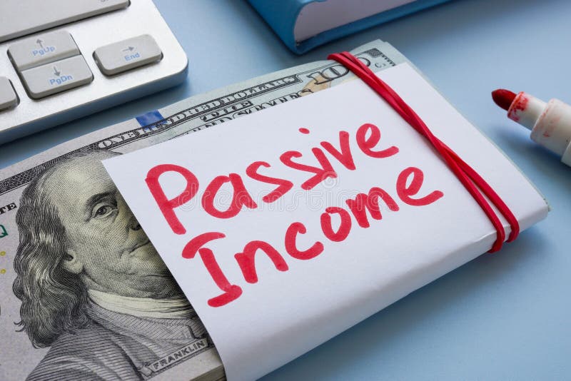 Een stapel contant geld met de inscriptie passief inkomen stock afbeeldingen