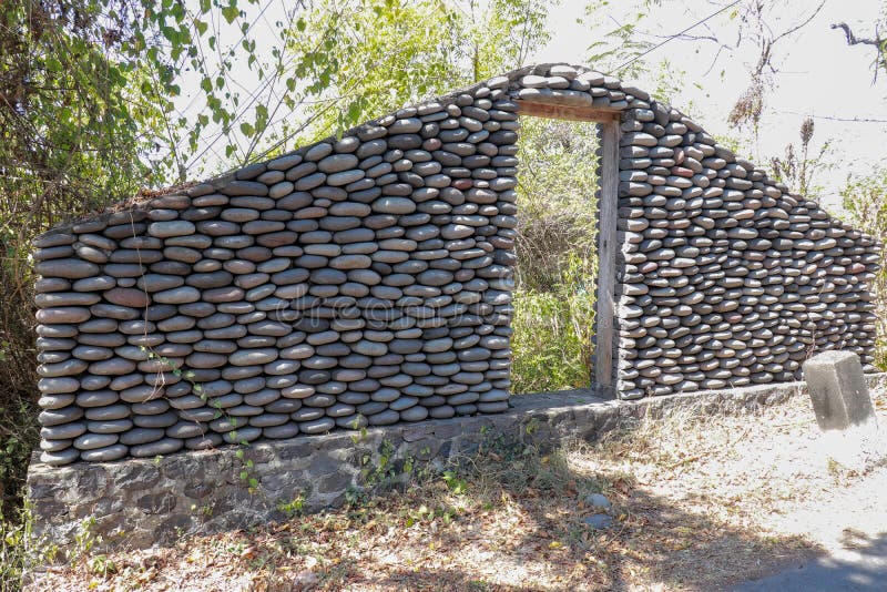 Een keimuur met open houten deuren Steenmuur door de weg in het Eiland van Bali, Indonesië Ga de Wildernis in Mystieke plaats royalty-vrije stock fotografie Een keimuur met open houten deuren Steenmuur door de weg in het Eiland van Bali, Indonesië Ga de Wildernis in Mystieke plaats royalty-vrije stock fotografie