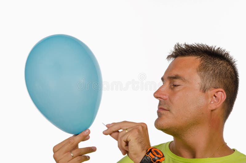 Een kerel die een ballon vernietigen royalty-vrije stock foto Een kerel die een ballon vernietigen royalty-vrije stock foto