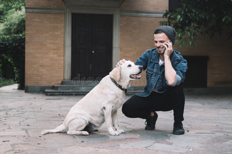 Een kerel met een hond stock afbeeldingen Een kerel met een hond stock afbeeldingen