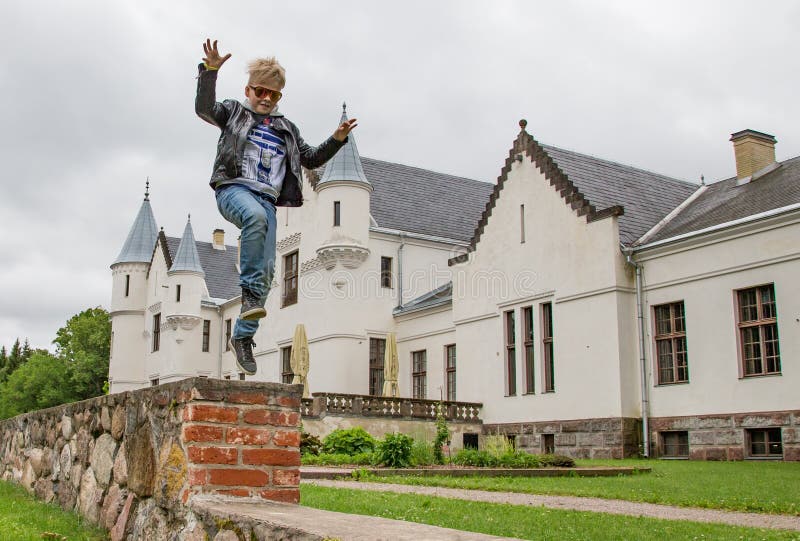 Een kind springt dichtbij Alatskivi-Kasteel stock fotografie Een kind springt dichtbij Alatskivi-Kasteel stock fotografie