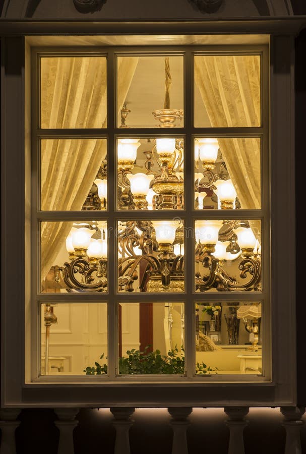Een klassieke verlichting in een venster van de verlichtingswinkel bij nacht, van het de decoratiehuis van de huisdecoratie comme