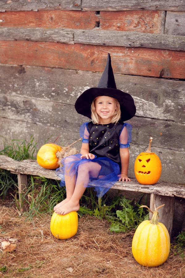 Een klein meisje kleedde zich als heks voor Halloween royalty-vrije stock afbeeldingen Een klein meisje kleedde zich als heks voor Halloween royalty-vrije stock afbeeldingen