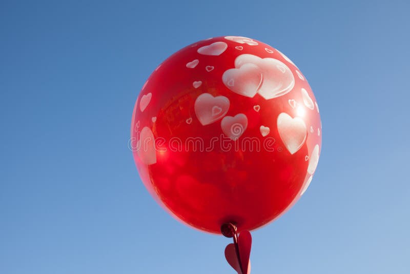 Een klein meisje met rode ballon op de blauwe hemel stock afbeelding Een klein meisje met rode ballon op de blauwe hemel stock afbeelding