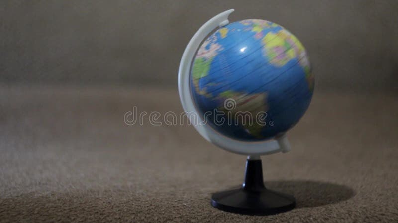 Een kleine bol, planeetomwenteling