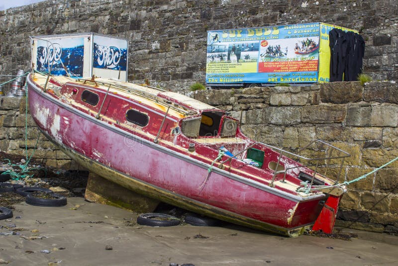 Een kleine uitgelaten boot in Mullaghmore Harbour Ierland royalty-vrije stock afbeelding Een kleine uitgelaten boot in Mullaghmore Harbour Ierland royalty-vrije stock afbeelding