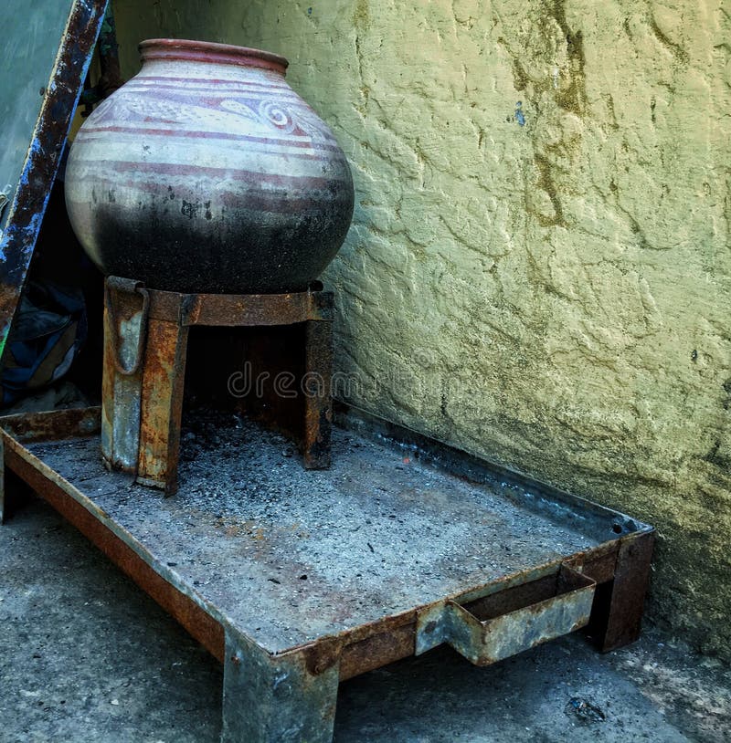 Een kleipot is op een grill royalty-vrije stock fotografie Een kleipot is op een grill royalty-vrije stock fotografie