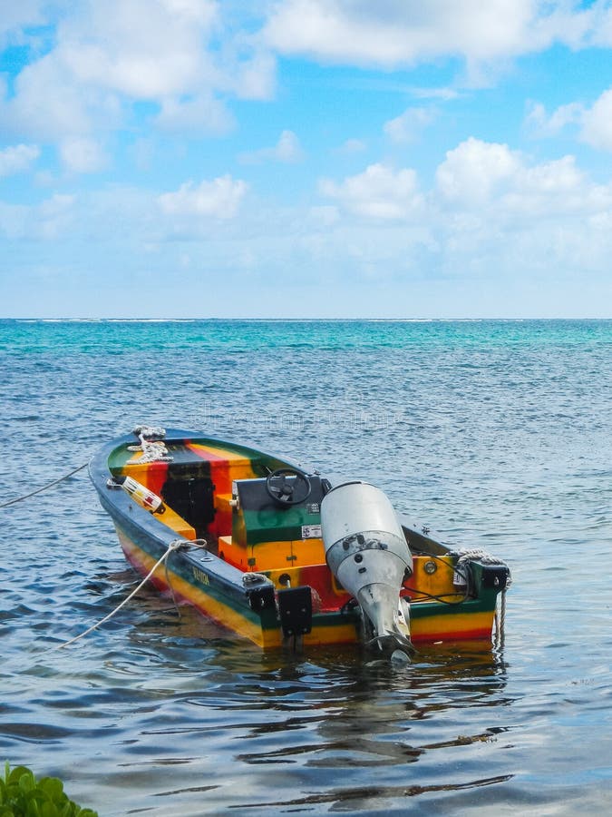 Een kleurrijke boot drijft in ondiep water in het Caraïbische overzees stock foto Een kleurrijke boot drijft in ondiep water in het Caraïbische overzees stock foto