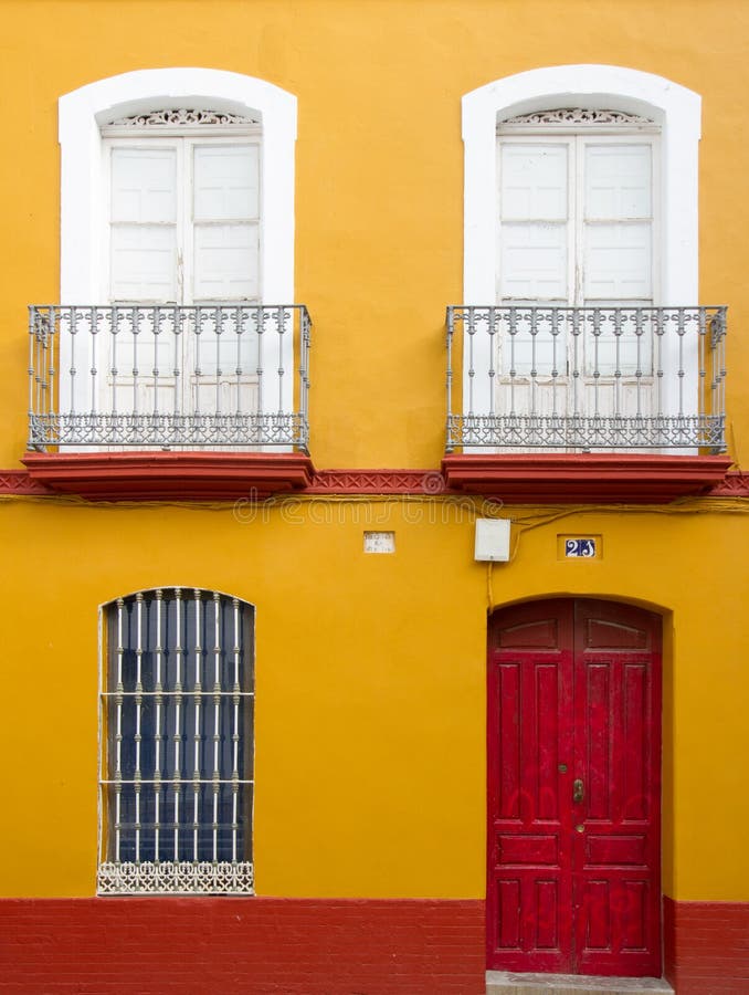 Een kleurrijke huisvoorzijde in Sevilla in Spanje stock afbeeldingen Een kleurrijke huisvoorzijde in Sevilla in Spanje stock afbeeldingen