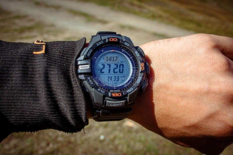 Een klok met een hoogtemeter op een sportenhorloge bovenop een berg royalty-vrije stock foto's Een klok met een hoogtemeter op een sportenhorloge bovenop een berg royalty-vrije stock foto's