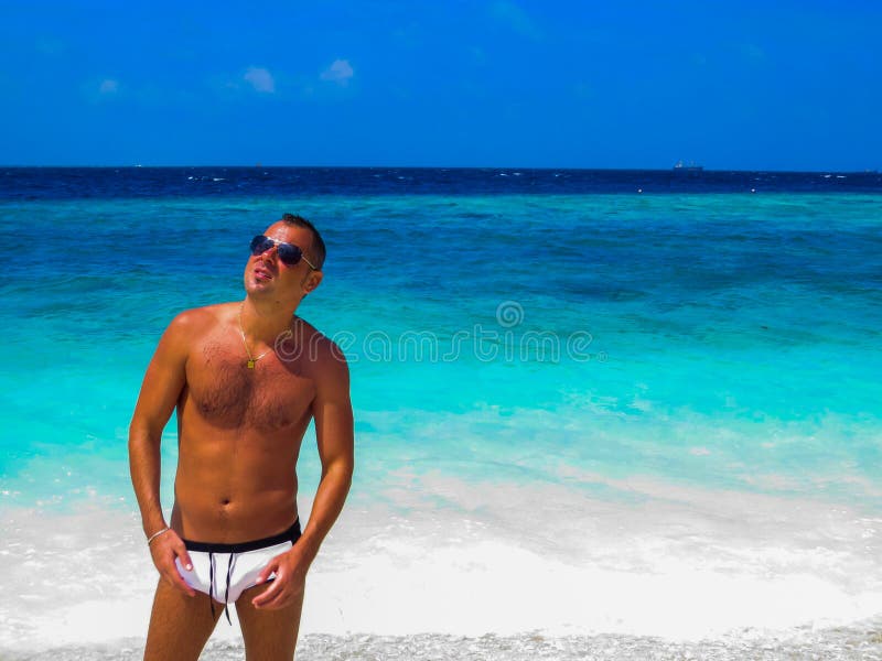 Een knappe Italiaanse man op het strand royalty-vrije stock fotografie Een knappe Italiaanse man op het strand royalty-vrije stock fotografie
