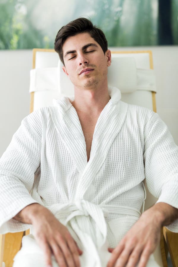 Een knappe mens die in vrede ontspannen stock foto