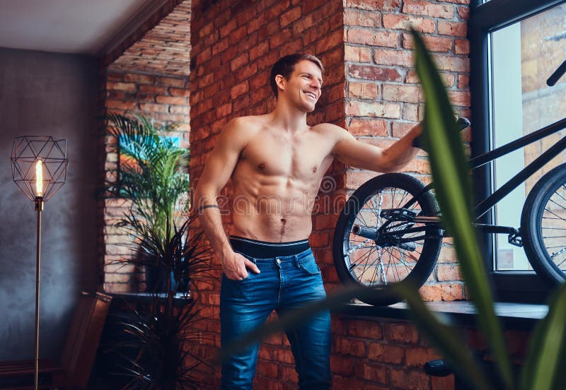 Een knappe mens met BMX in een studio stock fotografie Een knappe mens met BMX in een studio stock fotografie