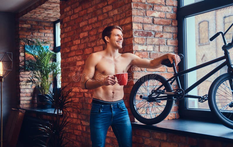 Een knappe mens met BMX in een studio stock afbeeldingen Een knappe mens met BMX in een studio stock afbeeldingen