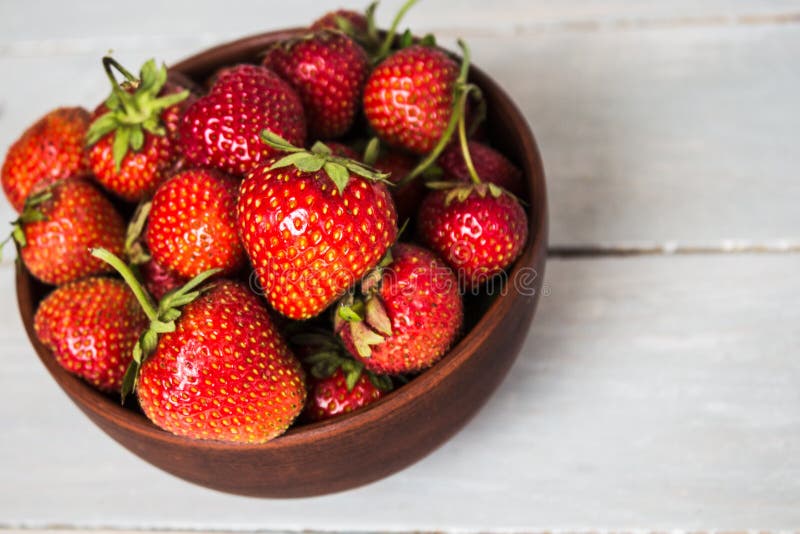 Een kom van verse aardbei stock foto's Een kom van verse aardbei stock foto's