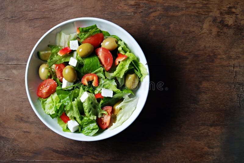 Een kom vers gemaakte Griekse salade met organische ingrediënten royalty-vrije stock foto Een kom vers gemaakte Griekse salade met organische ingrediënten royalty-vrije stock foto