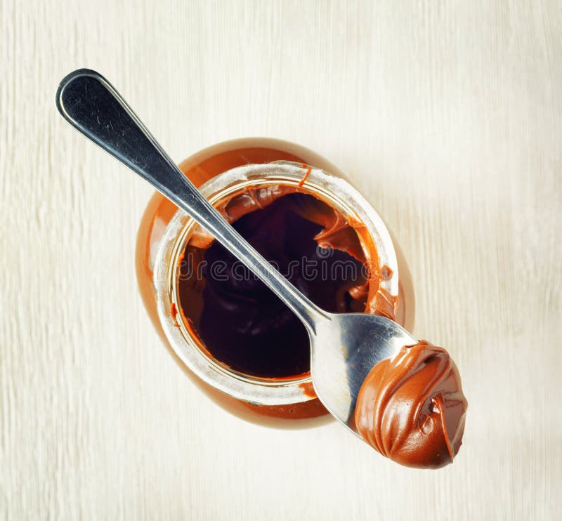 Een kruik uitgespreide hazelnootchocolade stock foto's Een kruik uitgespreide hazelnootchocolade stock foto's