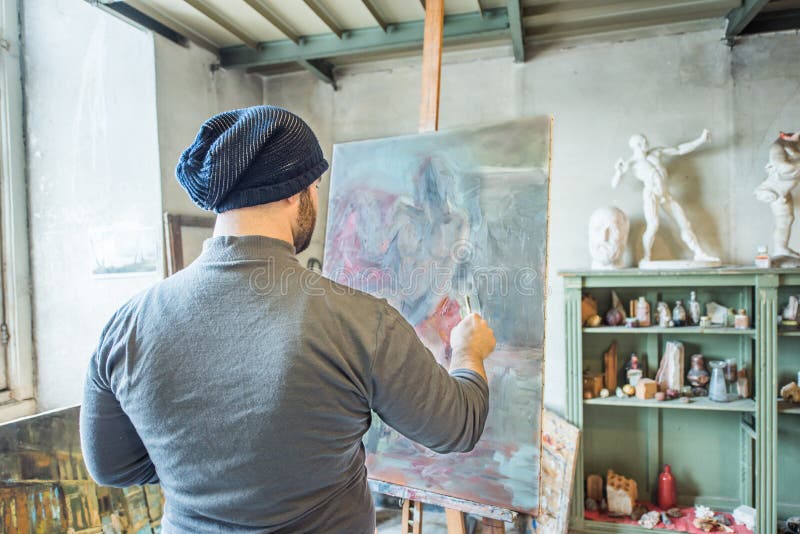 Een kunstenaar die een meesterwerk schilderen bij zijn studio