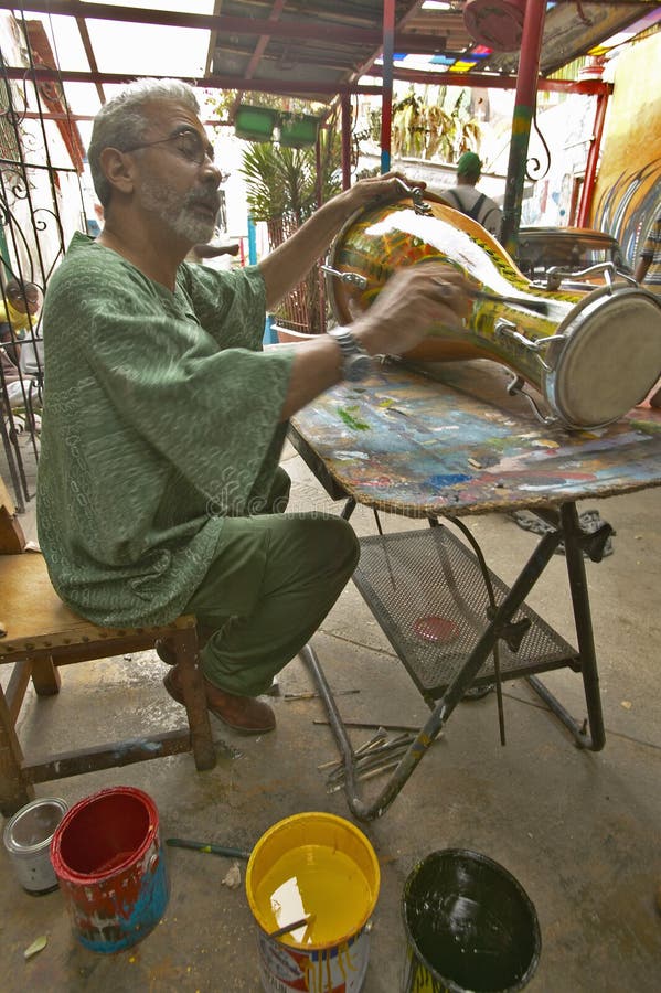 Een kunstenaar die in het Callejon DE Hamel kunst en muziekdistrict van Havana Cuba schilderen