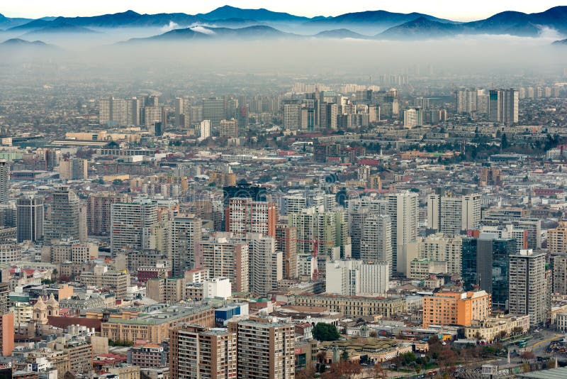 Een laag van smog behandelt Santiago van de binnenstad stock afbeelding Een laag van smog behandelt Santiago van de binnenstad stock afbeelding