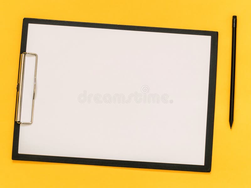 Een leeg document op de achtertablet op gele achtergrond Vlak leg royalty-vrije stock fotografie Een leeg document op de achtertablet op gele achtergrond Vlak leg royalty-vrije stock fotografie