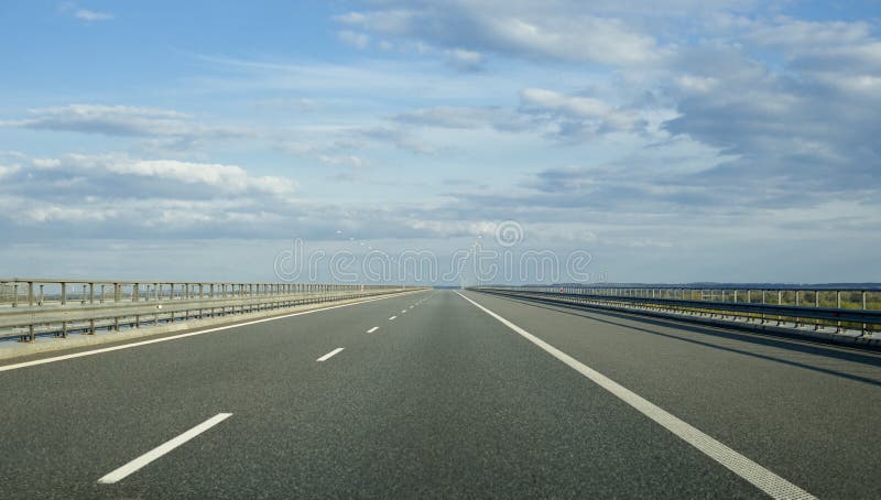 Een lege Europese weg op een bewolkte dag royalty-vrije stock foto Een lege Europese weg op een bewolkte dag royalty-vrije stock foto