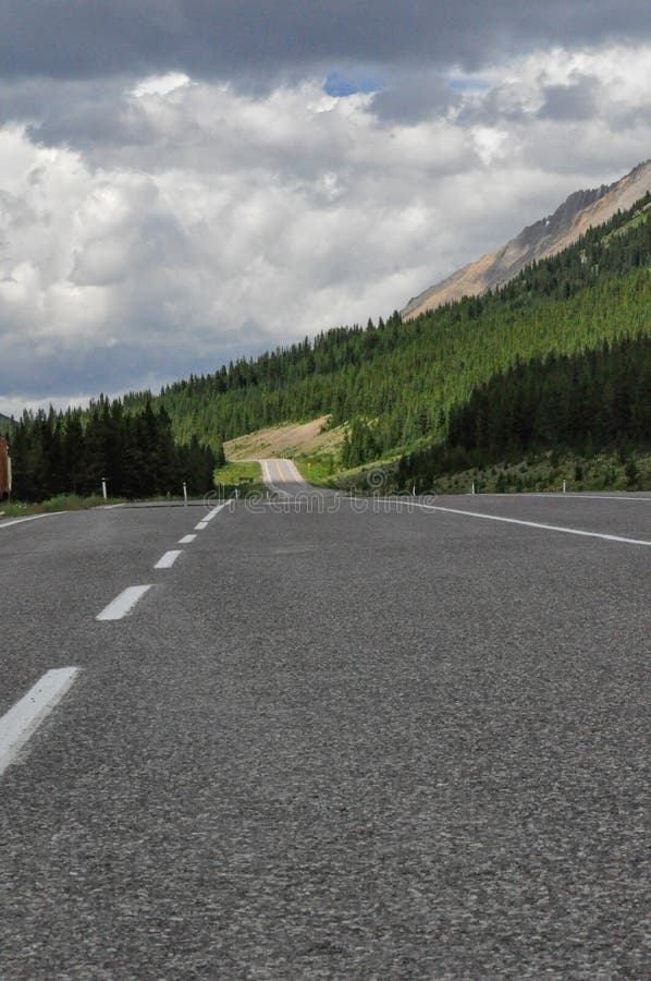 Een lege rijweg in Kananaskis-Land, de Provinciale Pa van Kananaskis stock fotografie Een lege rijweg in Kananaskis-Land, de Provinciale Pa van Kananaskis stock fotografie