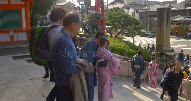 Een leuk paar neemt een selfie voor de Tempel van Kyoto