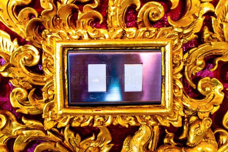 Een lichte schakelaar op het centrum van traditioneel van Thais stijl gouden hout sneed in de tempel royalty-vrije stock fotografie Een lichte schakelaar op het centrum van traditioneel van Thais stijl gouden hout sneed in de tempel royalty-vrije stock fotografie
