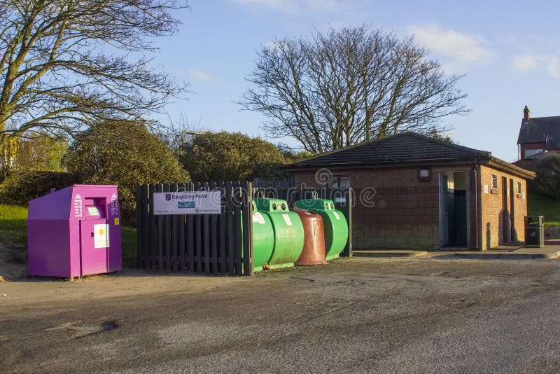 Een lokaal van de raadsglas en kleding recyclingspunt in de Provincie van Bangor onderaan Noord-Ierland royalty-vrije stock afbeeldingen Een lokaal van de raadsglas en kleding recyclingspunt in de Provincie van Bangor onderaan Noord-Ierland royalty-vrije stock afbeeldingen
