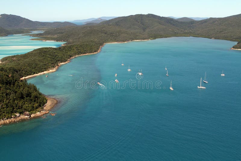 Een Luchtmening van boten legde dichtbij bij Pinkstereneiland vast, Australië royalty-vrije stock foto's Een Luchtmening van boten legde dichtbij bij Pinkstereneiland vast, Australië royalty-vrije stock foto's