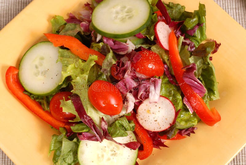 Een luchtmening van een kernachtige gezonde salade op een gele plaat stock foto Een luchtmening van een kernachtige gezonde salade op een gele plaat stock foto