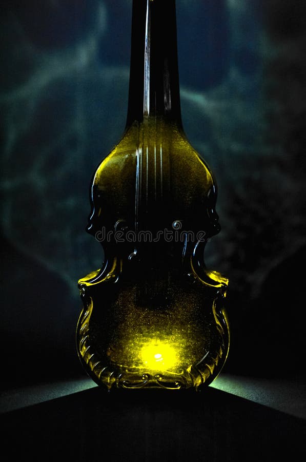 Een luxueuze glasfles cognac, een vorm van een viool, met royalty-vrije stock afbeelding Een luxueuze glasfles cognac, een vorm van een viool, met royalty-vrije stock afbeelding